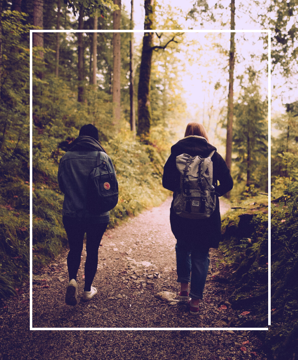 2 Menschen im Wald