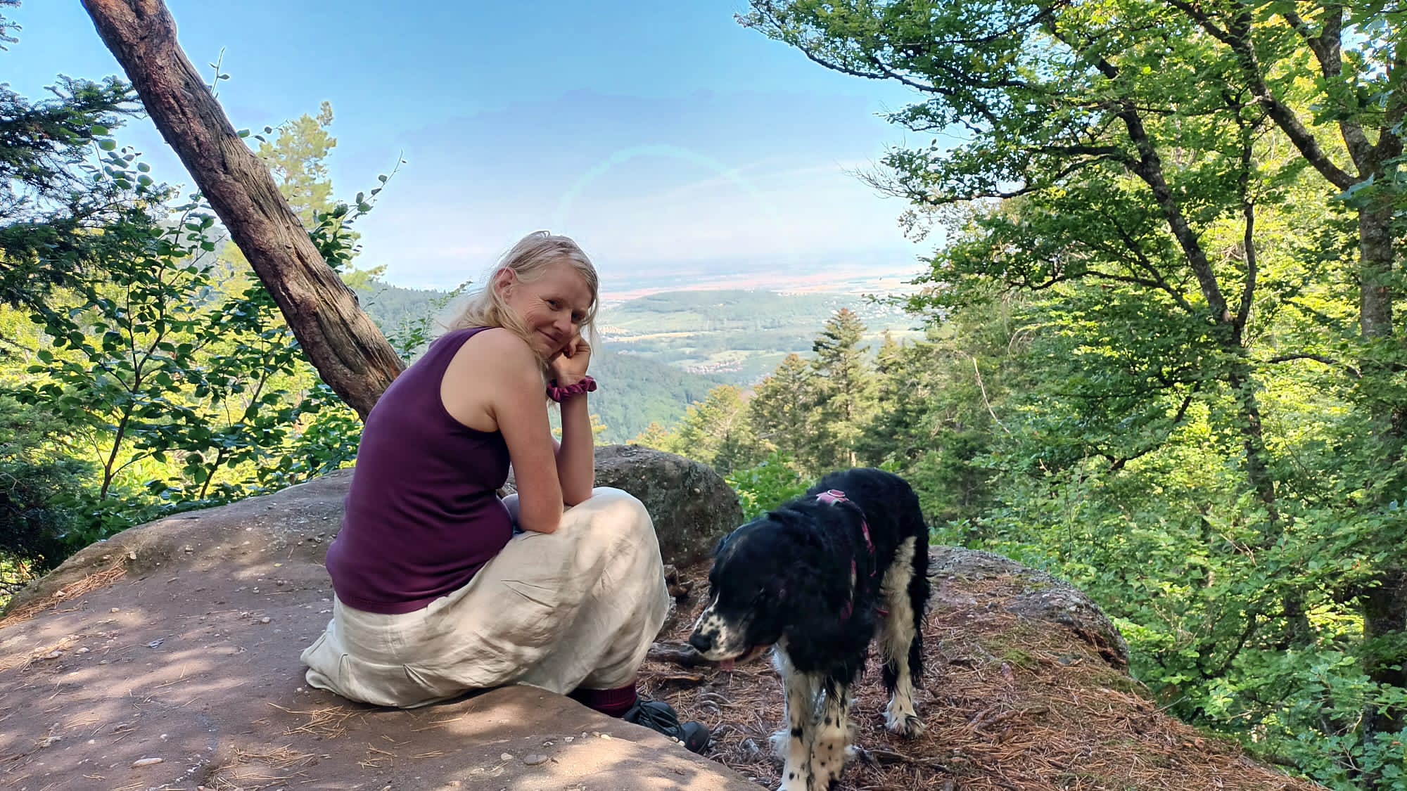 Petra Rühle mit Hund Sherlock am Odilienberg